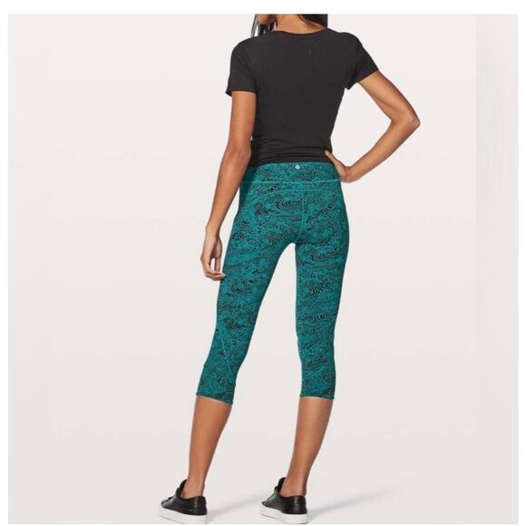 Lululemon Womens Size 8 In Movement Crop Everlux 19" Kitakami Spirit Green Black - Picture 2 of 4